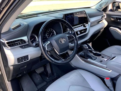 Used 2021 Toyota Highlander Platinum FWD image 17