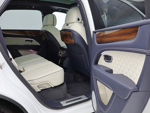 Certified 2022 Bentley Bentayga image 40