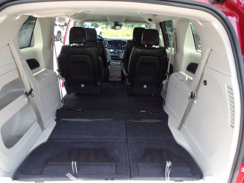 Used 2024 Chrysler Pacifica Touring-L FWD image 39