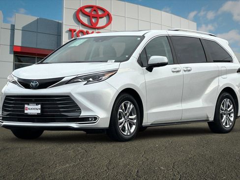 Certified 2023 Toyota Sienna Platinum image 7