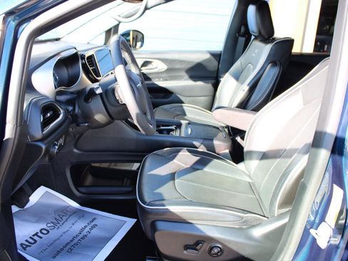 Used 2023 Chrysler Pacifica Limited w/ Uconnect Theater Family Group AWD/4WD image 19