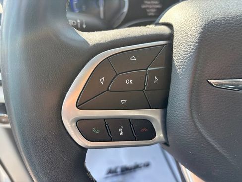 Used 2023 Chrysler Pacifica Touring-L FWD image 25
