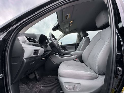 Used 2023 Toyota Highlander LE FWD image 23