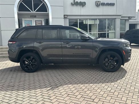 Used 2023 Jeep Grand Cherokee Altitude image 8