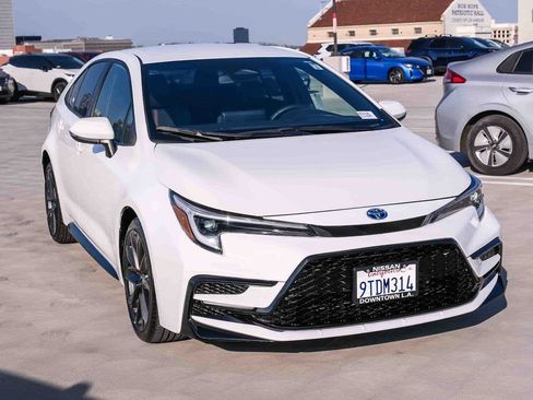 Used 2025 Toyota Corolla SE FWD image 3
