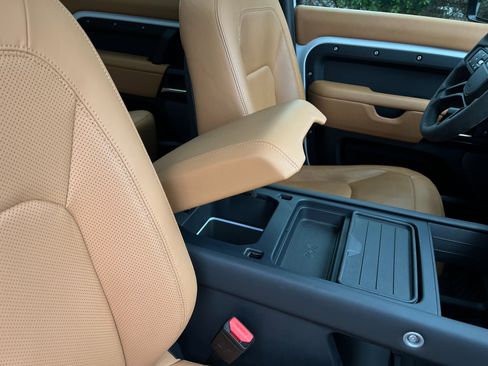 Used 2023 Land Rover Defender 110 image 21