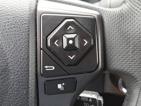 Used 2017 Toyota Tacoma TRD Sport AWD/4WD image 10