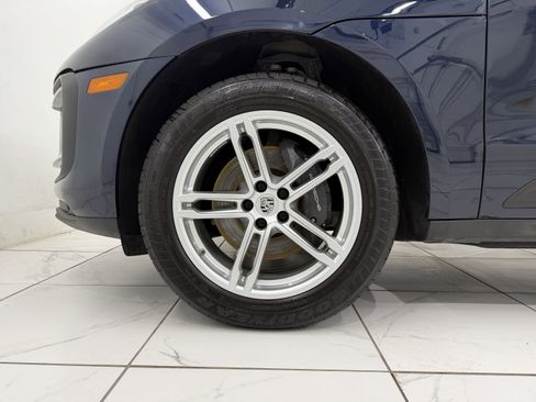 Certified 2022 Porsche Macan image 16