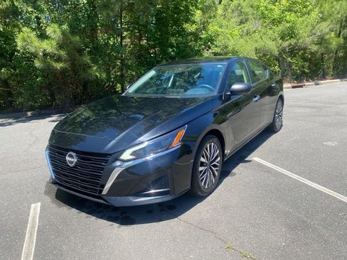 Certified 2024 Nissan Altima 2.5 SV FWD image 9