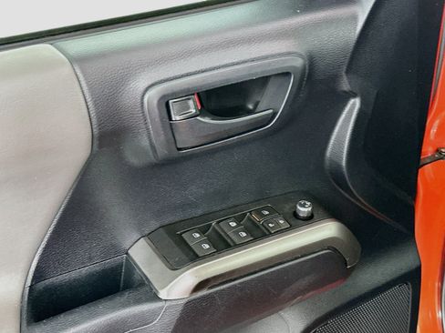 Used 2018 Toyota Tacoma SR5 RWD image 15