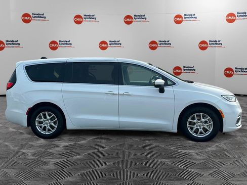 Used 2023 Chrysler Pacifica Touring-L FWD image 6