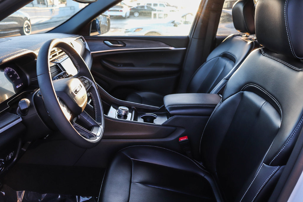 Used 2024 Jeep Grand Cherokee Limited RWD image 19