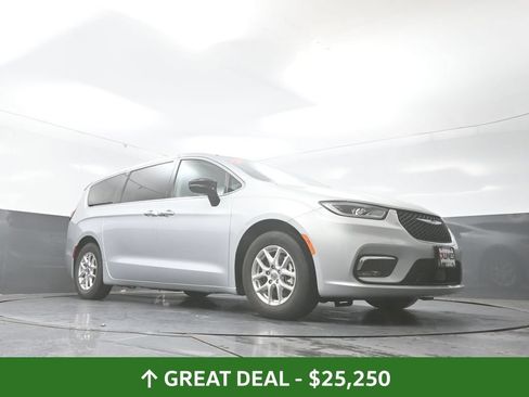 Used 2024 Chrysler Pacifica Touring-L FWD image 51