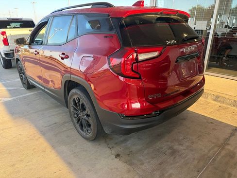 Used 2022 GMC Terrain SLE w/ Driver Convenience Package FWD image 4