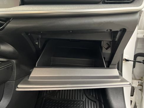 Used 2025 Nissan Kicks SV AWD/4WD image 33