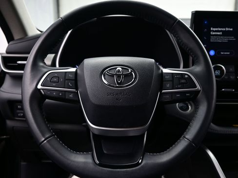 Used 2024 Toyota Highlander XLE AWD/4WD image 24