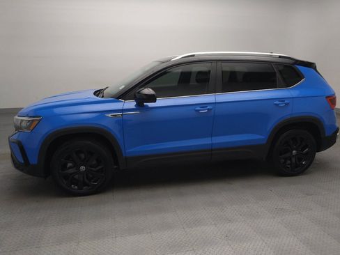 Used 2023 Volkswagen Taos SE w/ Panoramic Sunroof Package FWD image 2