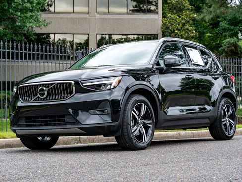 Used 2023 Volvo XC40 B5 Plus AWD/4WD image 1