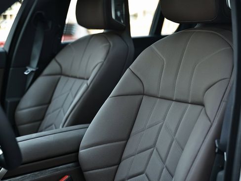 Used 2025 BMW i7 eDrive50 w/ Premium Package image 24