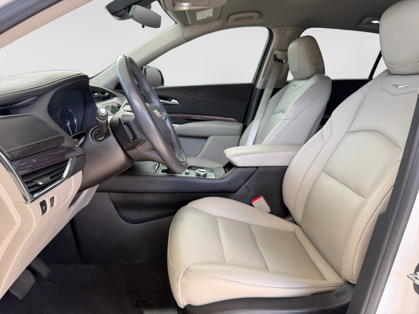 Used 2023 Cadillac XT4 Luxury w/ Cold Weather Package FWD image 10