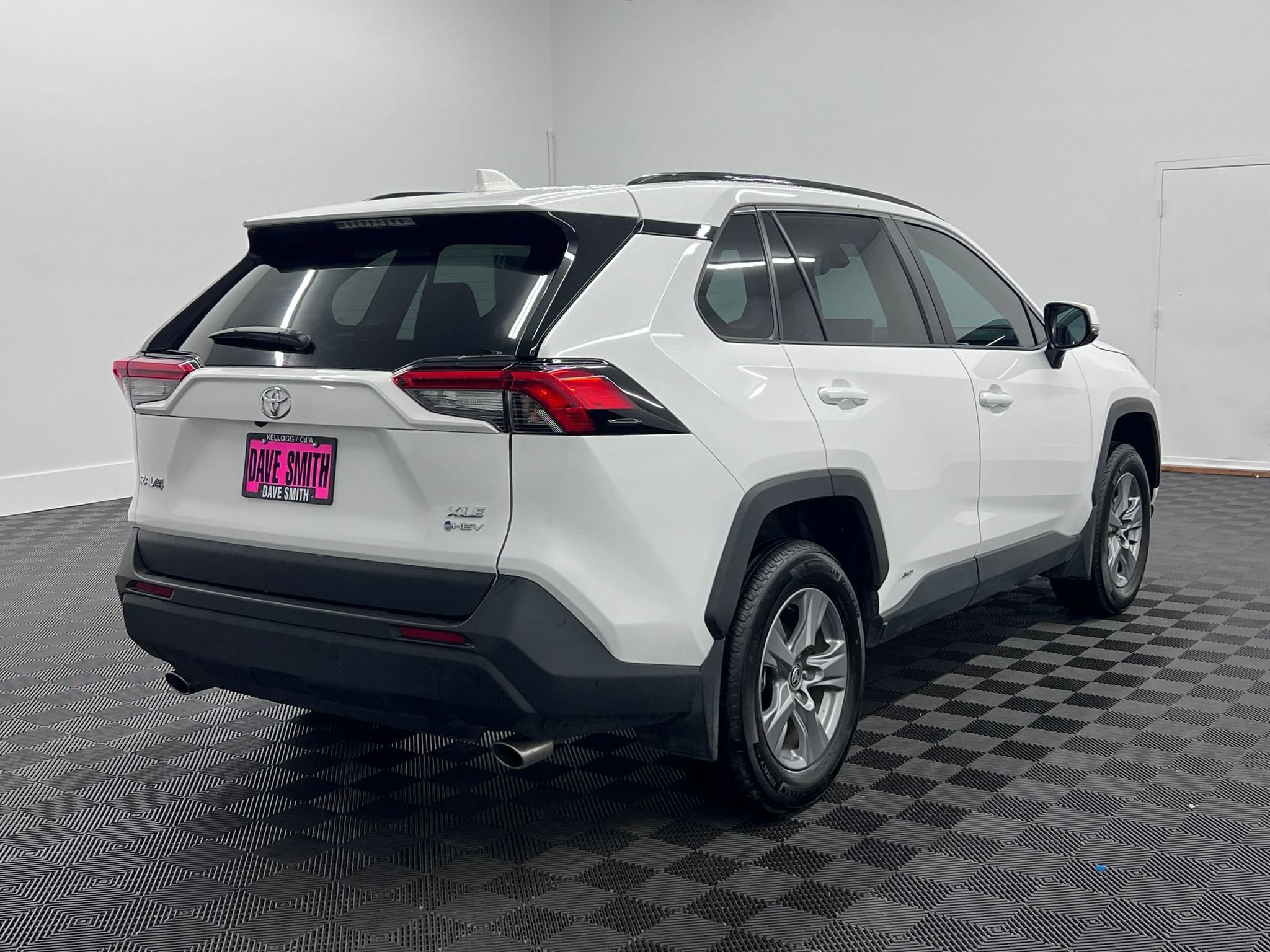 Used 2025 Toyota RAV4 XLE AWD/4WD image 9