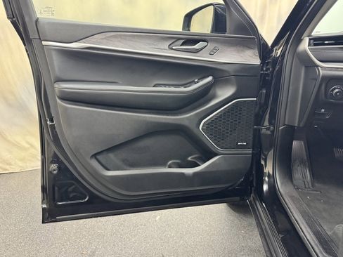 Used 2022 Jeep Grand Cherokee L Limited image 12