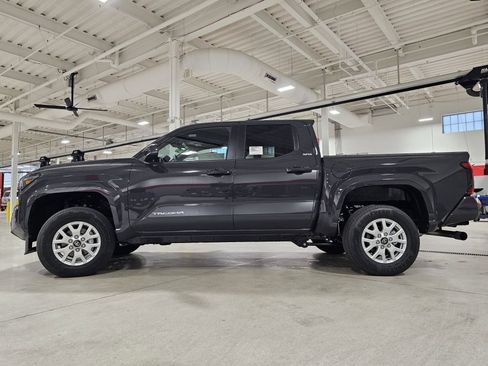 Used 2025 Toyota Tacoma SR5 AWD/4WD image 15