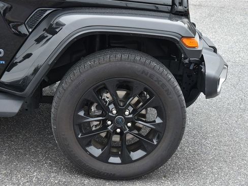 Used 2025 Jeep Wrangler Unlimited Sahara AWD/4WD image 3