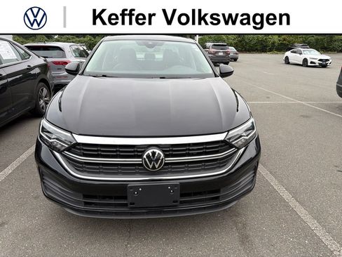 Used 2024 Volkswagen Jetta SE FWD image 2