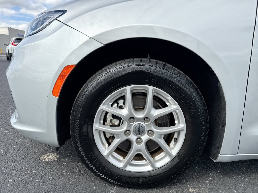 Used 2024 Chrysler Pacifica Touring-L FWD image 10