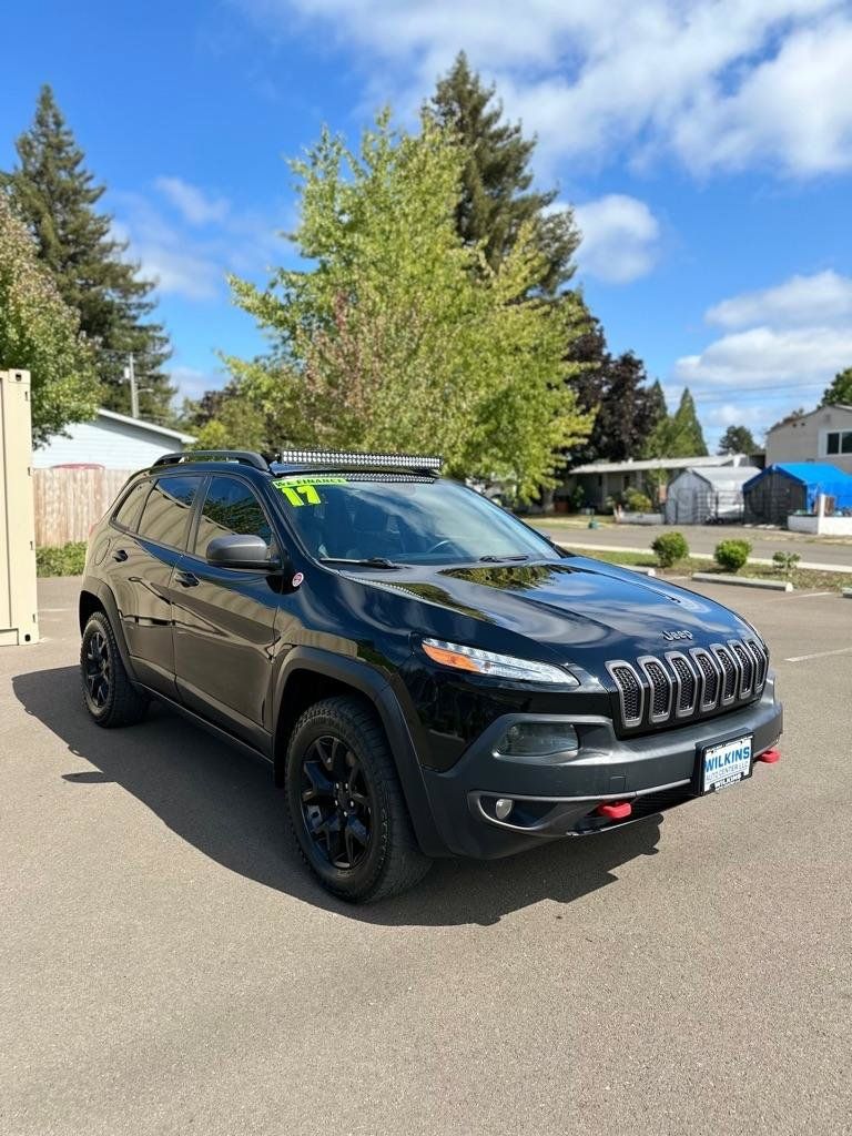 Used 2017 Jeep Cherokee Trailhawk w/ Comfort & Convenience Group AWD/4WD image 3