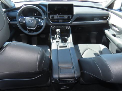 Used 2025 Toyota Grand Highlander AWD image 23