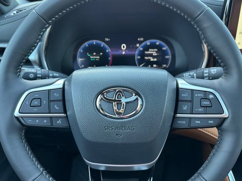 New 2025 Toyota Highlander Platinum image 27