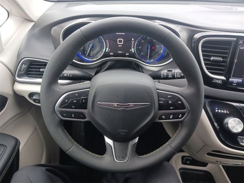 Used 2024 Chrysler Pacifica Touring-L image 17