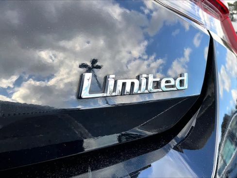 Used 2022 Hyundai Elantra Limited w/ Preferred Accessory Package image 10