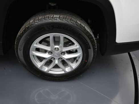 New 2025 Jeep Grand Cherokee L Laredo image 9