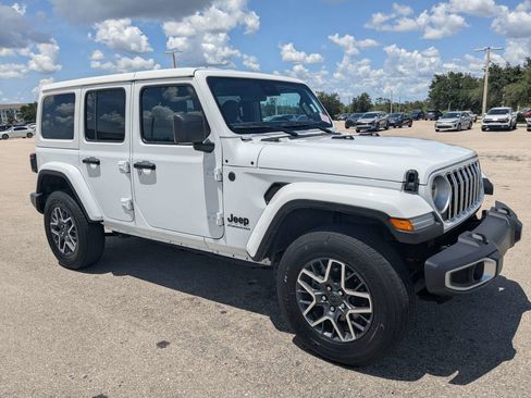 Used 2025 Jeep Wrangler Unlimited Sahara AWD/4WD image 2
