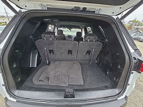 Used 2023 Chevrolet Traverse LT image 51