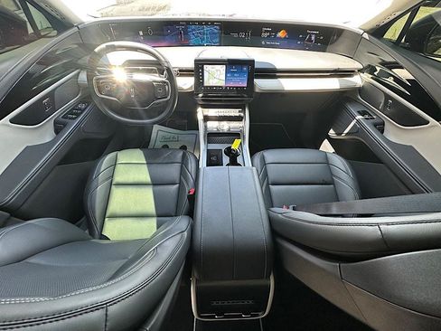 Used 2025 Lincoln Nautilus Premier AWD/4WD image 16