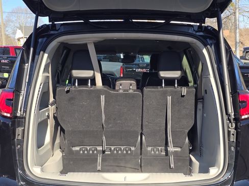 Used 2024 Chrysler Pacifica Touring-L image 10