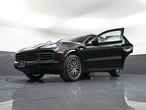 Certified 2023 Porsche Cayenne Platinum Edition image 39