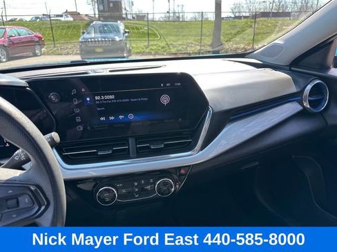 Used 2025 Chevrolet Trax LT FWD image 38