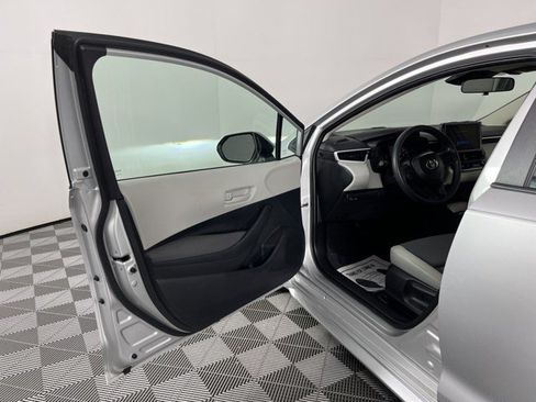Used 2025 Toyota Corolla LE FWD image 14