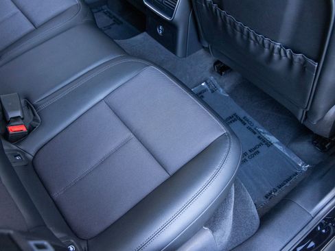 Certified 2025 Porsche Macan AWD/4WD image 49