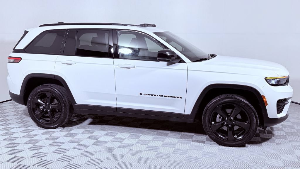 Used 2023 Jeep Grand Cherokee Altitude AWD/4WD image 2