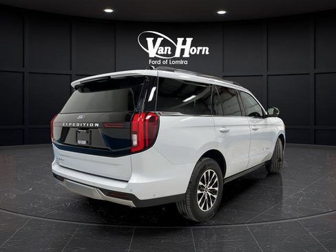 Used 2025 Ford Expedition Platinum image 3