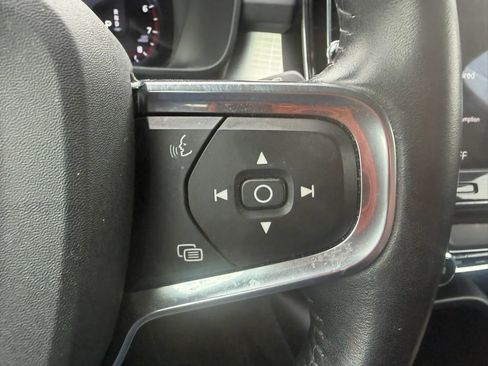 Used 2021 Volvo XC40 T4 Momentum FWD image 21