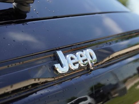 Used 2023 Jeep Grand Cherokee Limited w/ Luxury Tech Group II RWD image 12