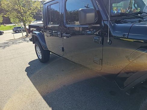 Used 2023 Jeep Gladiator Sport image 7
