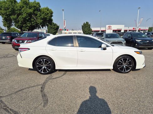 Used 2020 Toyota Camry SE w/ Convenience Package FWD image 2